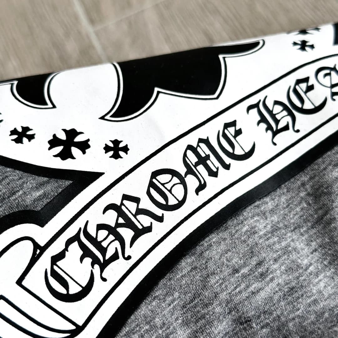 Деталь принта Chrome Hearts на спине