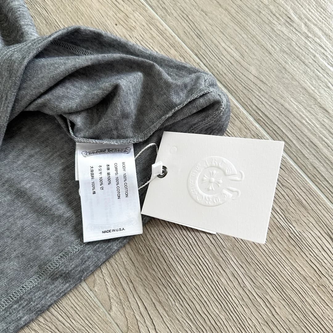 Ярлык с составом 100% хлопок и бирка футболки Chrome Hearts