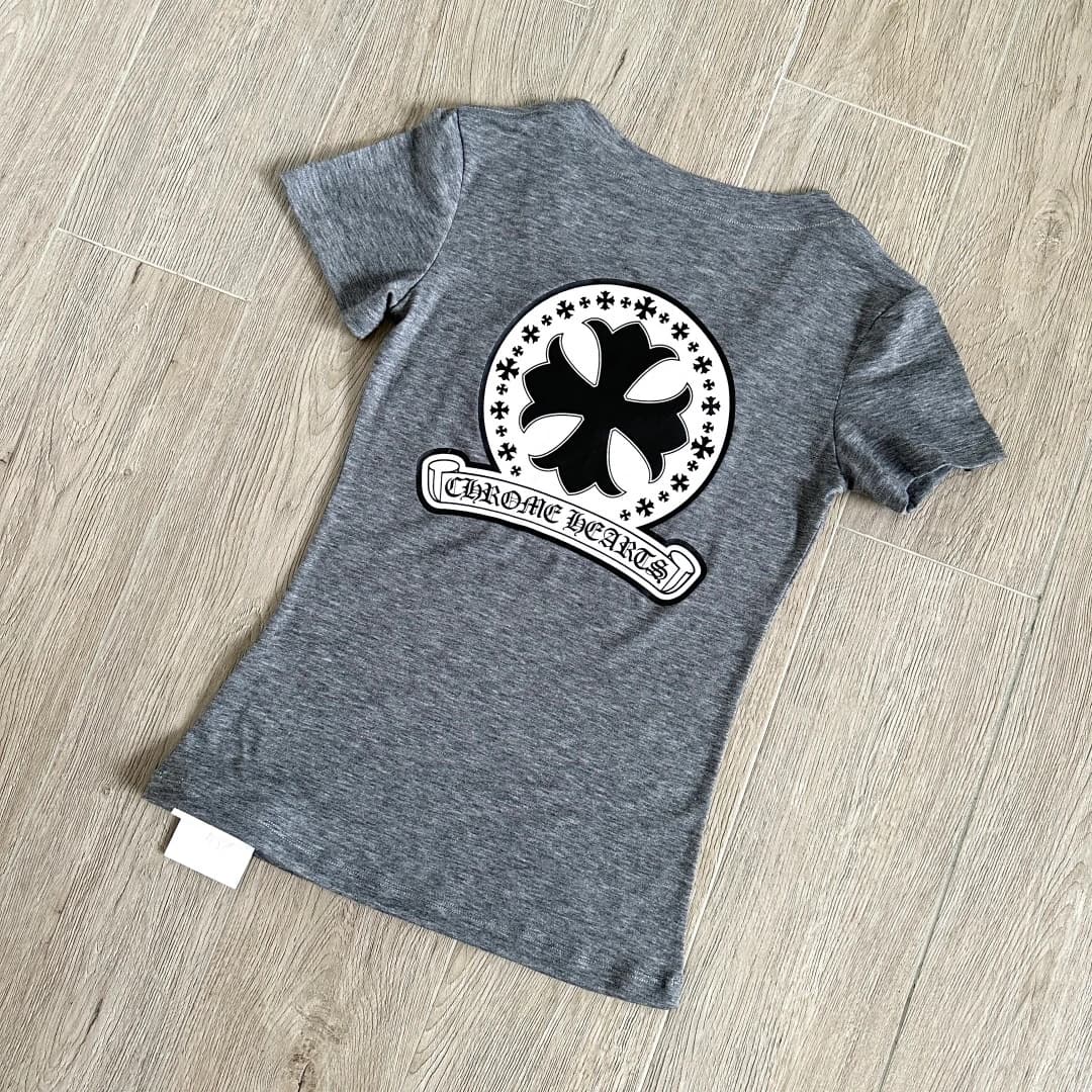 Серая футболка Chrome Hearts с принтом на спине, ракурс