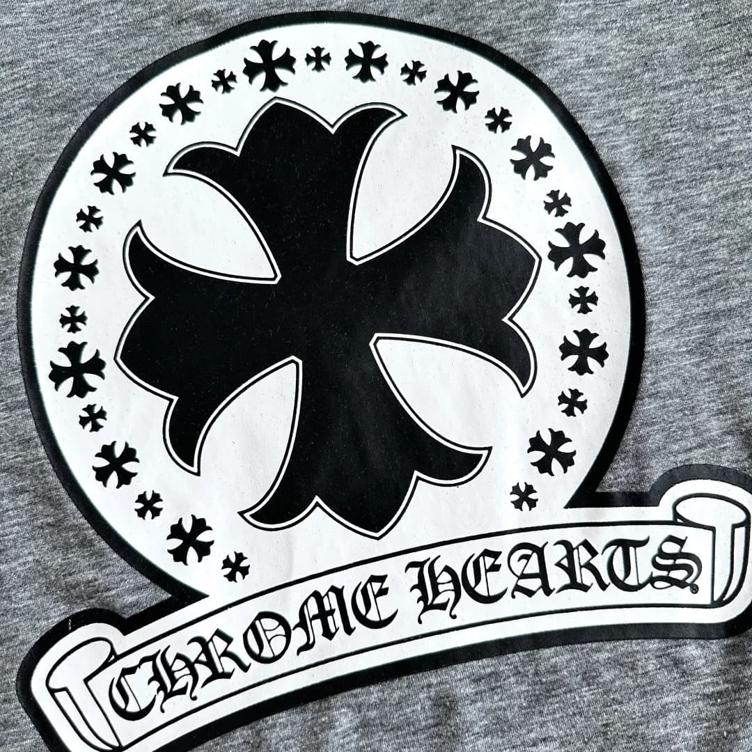 Крупный план принта с крестом и свитком Chrome Hearts на спине футболки