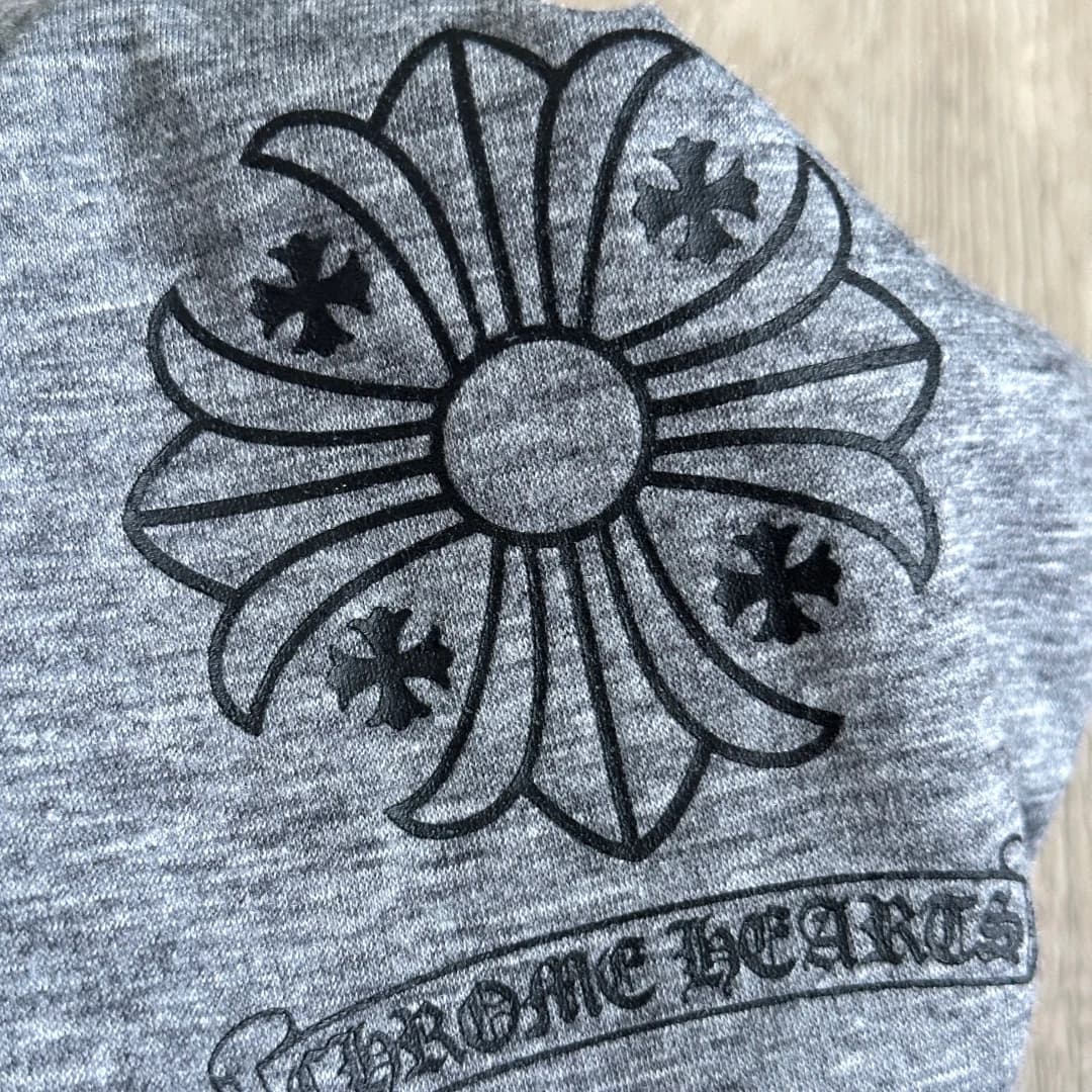 Принт в виде цветочного креста на груди серой футболки Chrome Hearts