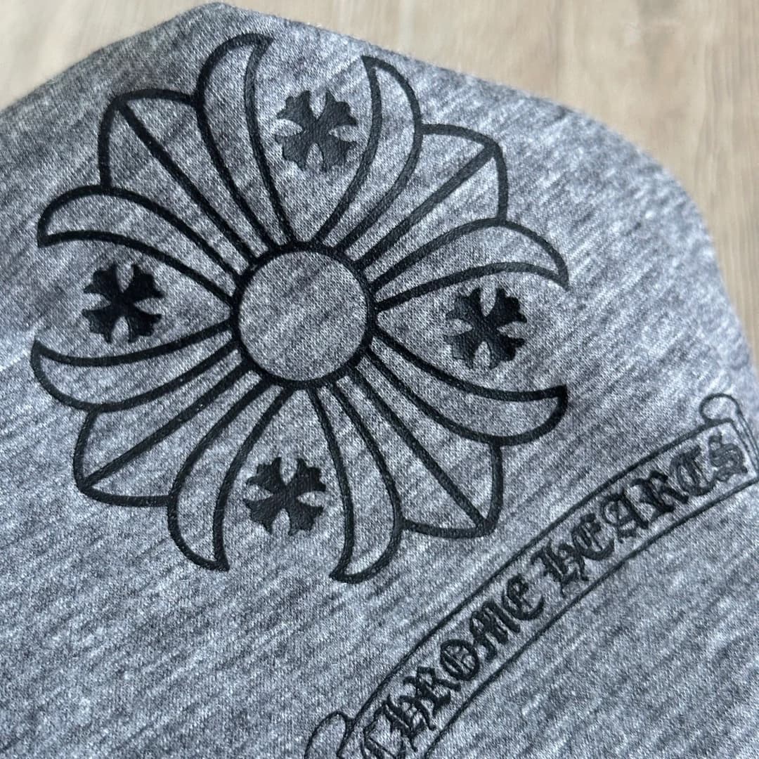 Деталь принта с логотипом Chrome Hearts на груди