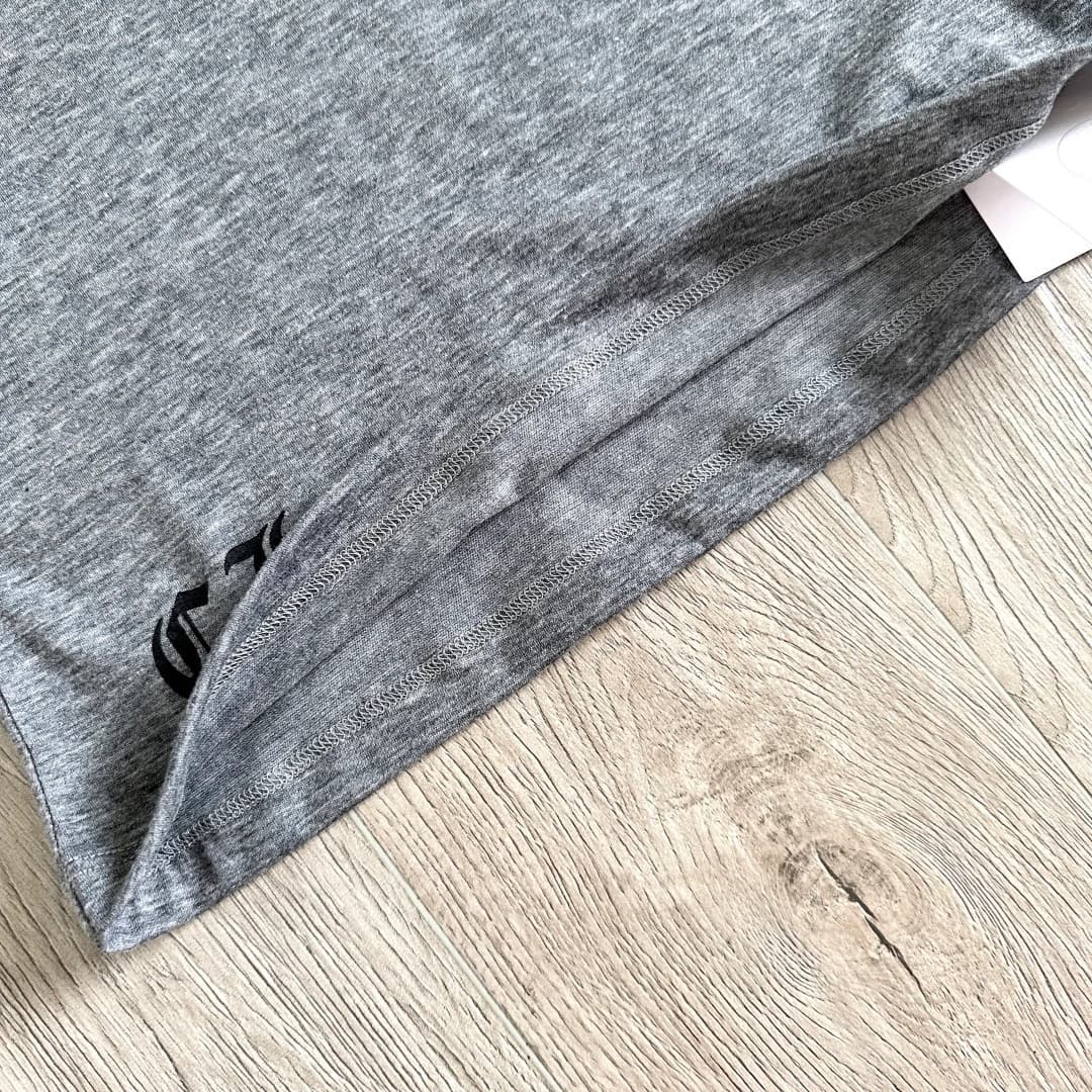 Нижний край и шов серой футболки Chrome Hearts