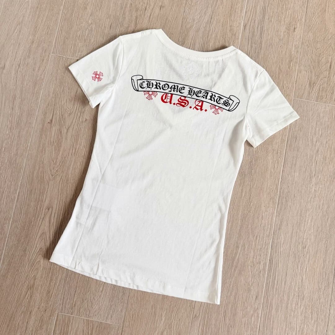 Белая женская футболка Chrome Hearts, вид сзади под углом