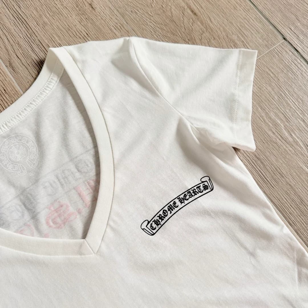 V-образный вырез и логотип на груди белой футболки Chrome Hearts