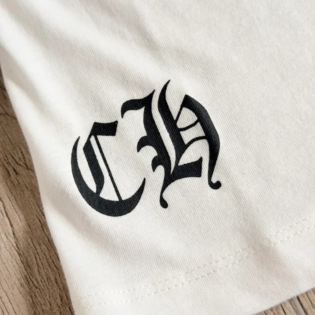 Готический логотип CH внизу белой футболки Chrome Hearts