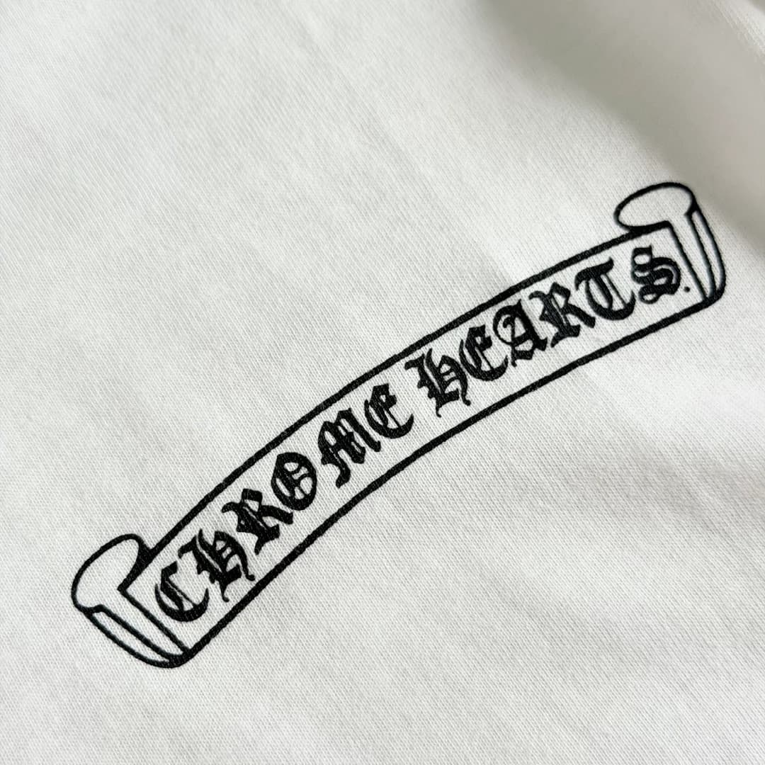 Принт-логотип Chrome Hearts на груди белой футболки