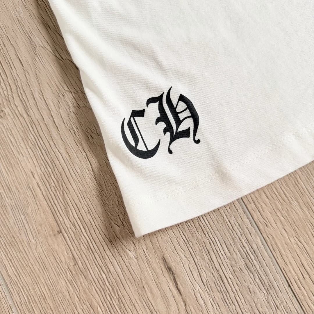 Вышивка CH на нижней части белой футболки Chrome Hearts