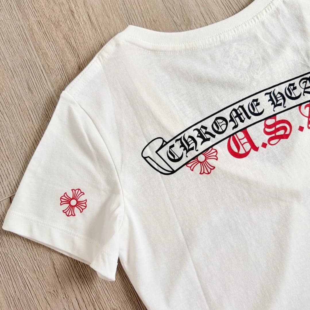 Принт Chrome Hearts U.S.A. на спине белой футболки