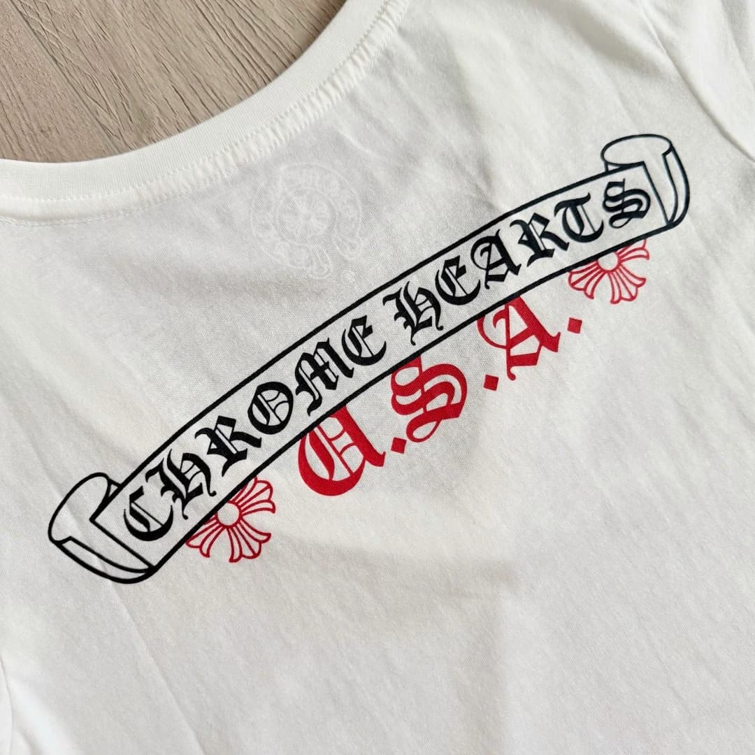 Деталь принта на спине белой футболки Chrome Hearts