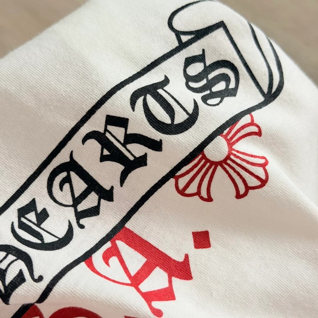 Текстура ткани и принт на белой футболке Chrome Hearts
