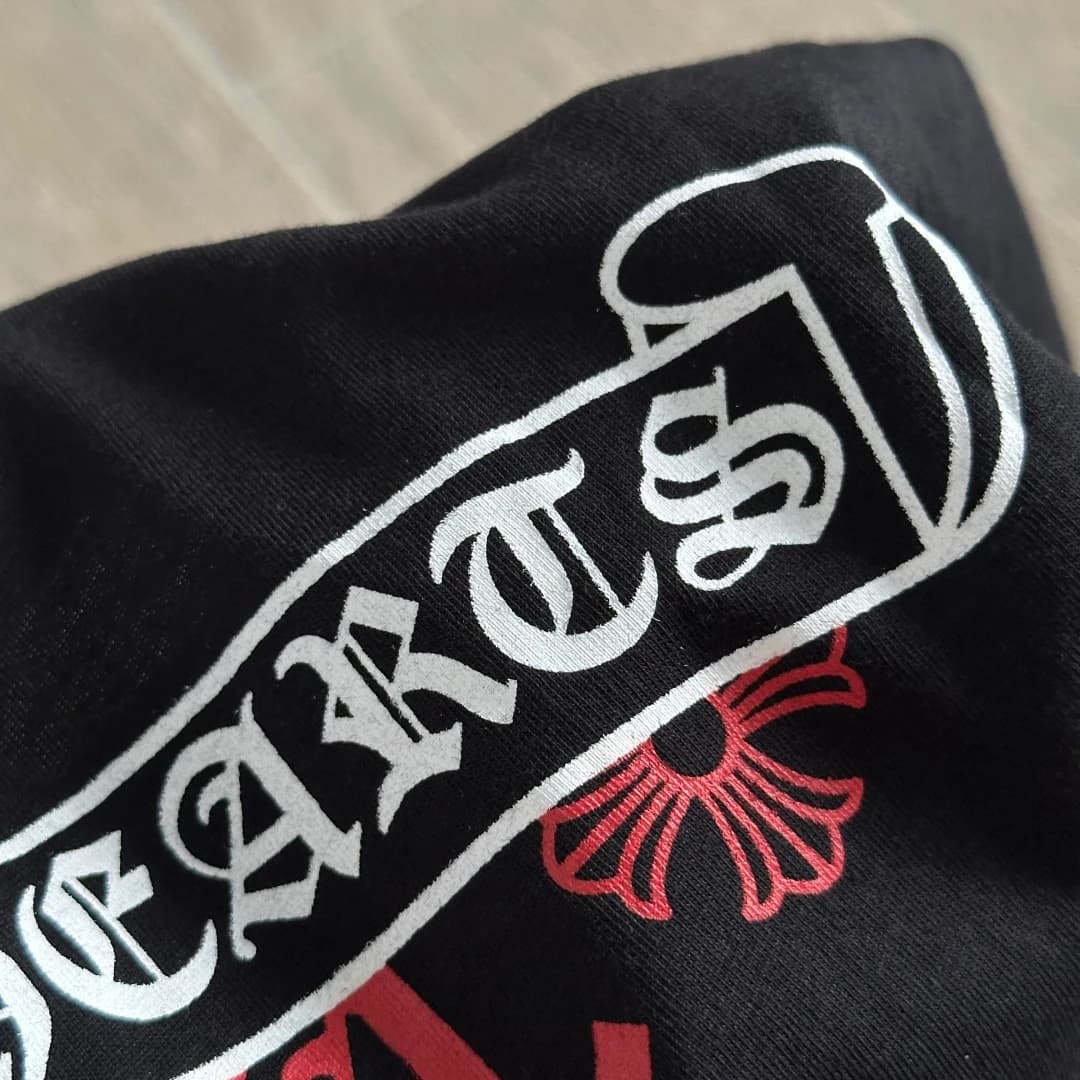 Текстура ткани и принт на чёрной футболке Chrome Hearts