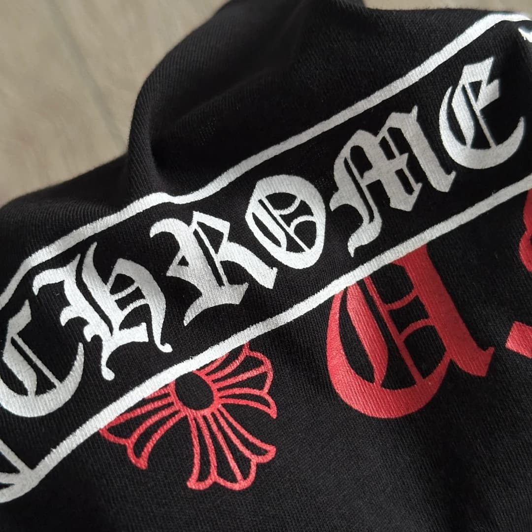 Деталь принта Chrome Hearts на чёрной футболке