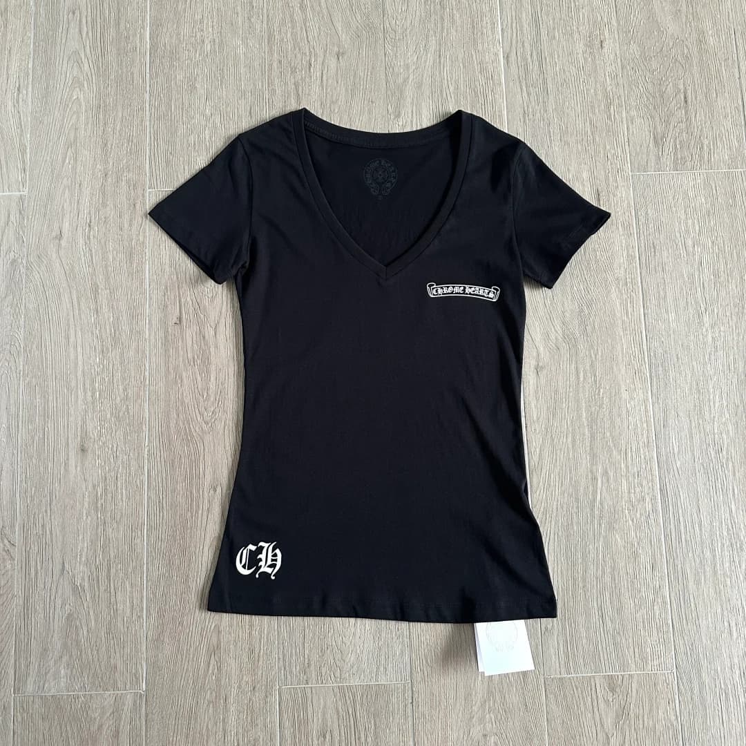 Женская футболка Chrome Hearts чёрного цвета с V-образным вырезом, вид спереди