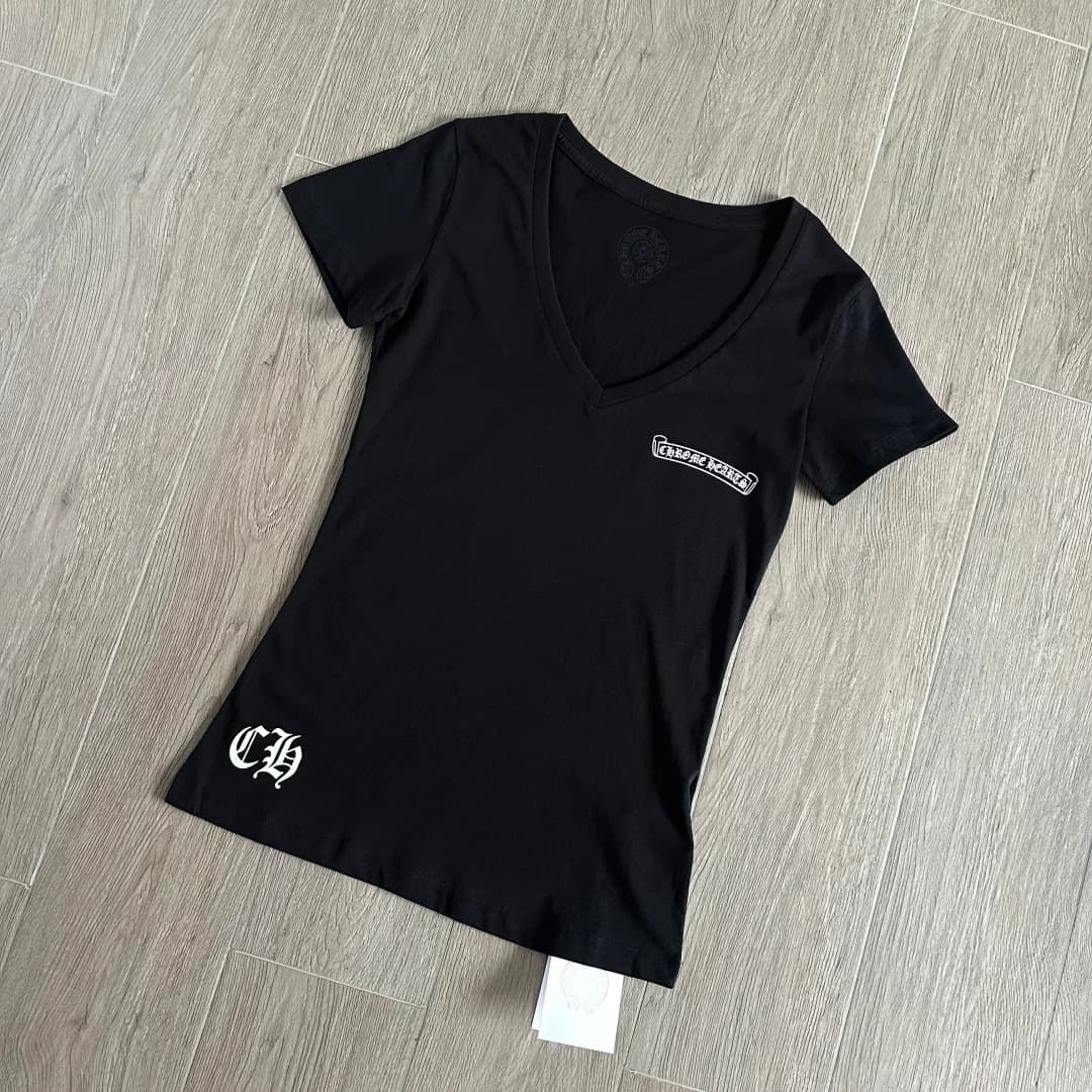 Чёрная женская футболка Chrome Hearts с V-образным вырезом, вид спереди под углом