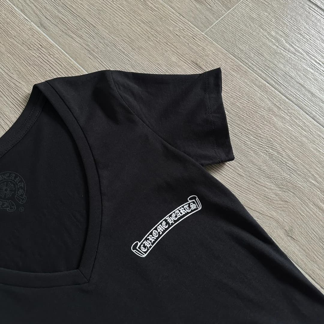 Деталь V-образного выреза чёрной футболки Chrome Hearts
