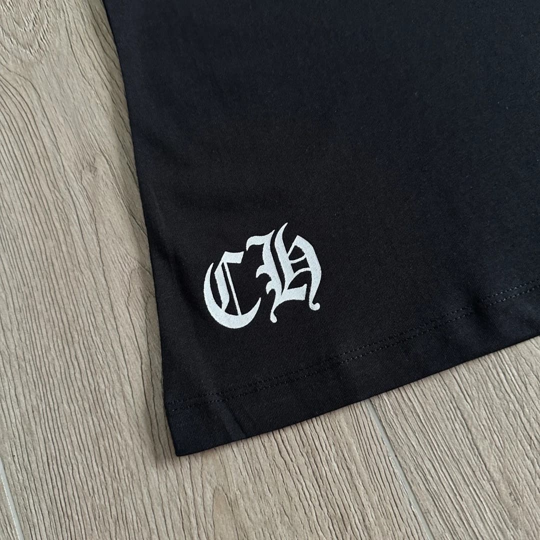 Готический логотип CH внизу чёрной футболки Chrome Hearts