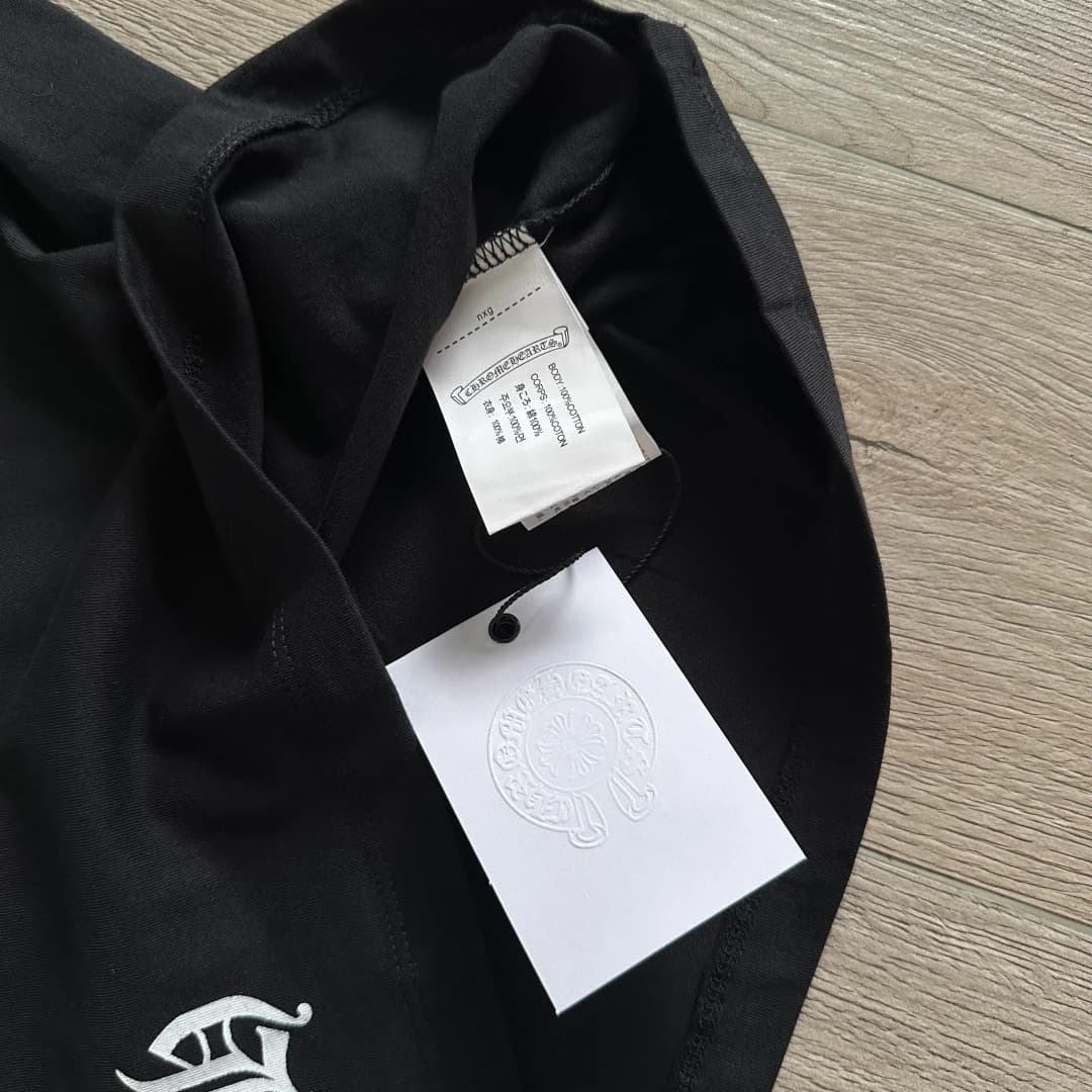 Внутренние бирки чёрной футболки Chrome Hearts