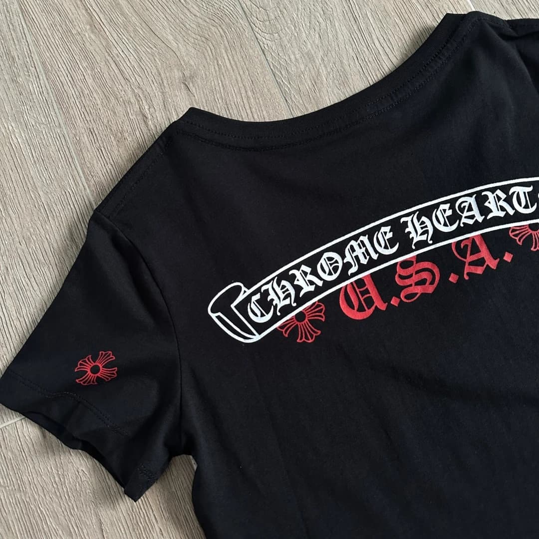 Принт Chrome Hearts U.S.A. на спине чёрной футболки