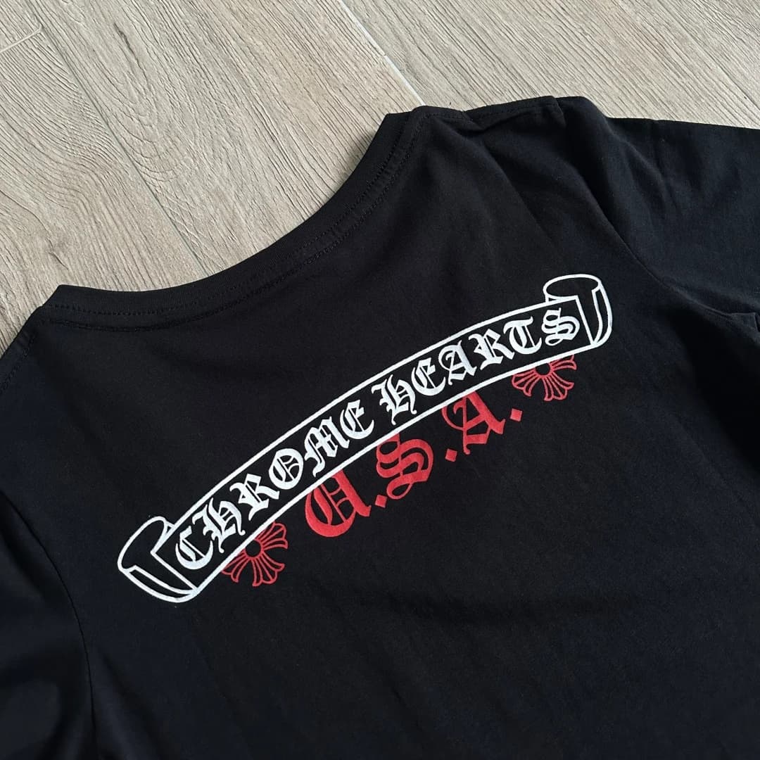 Деталь принта на спине чёрной футболки Chrome Hearts