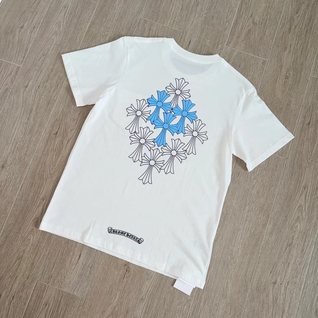 Белая футболка Chrome Hearts с принтом крестов на спине, вид под углом