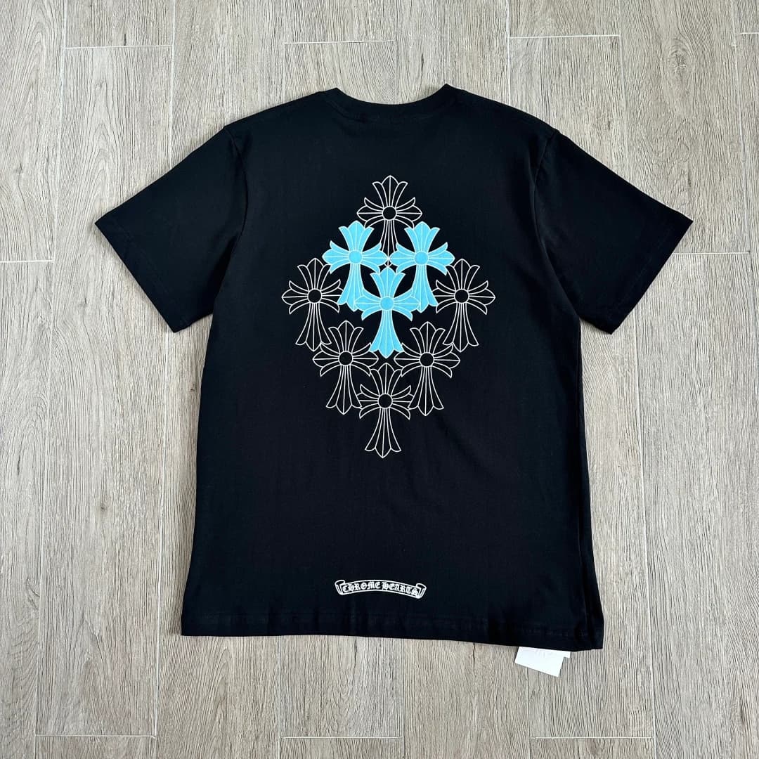 Крупный план голубого принта на черной футболке Chrome Hearts