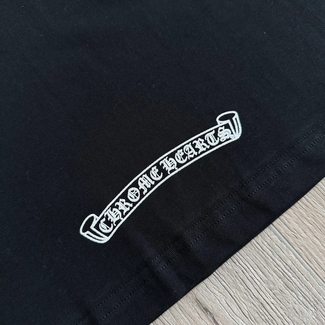 Ярлыки черной футболки Chrome Hearts