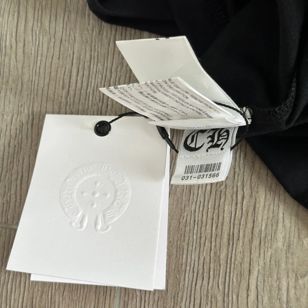 Внутренний принт на горловине черной футболки Chrome Hearts