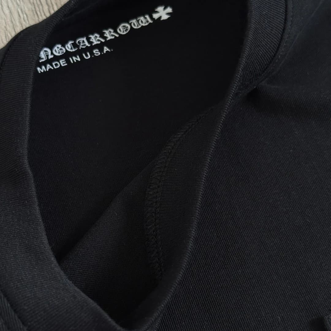 Деталь принта на черной футболке Chrome Hearts