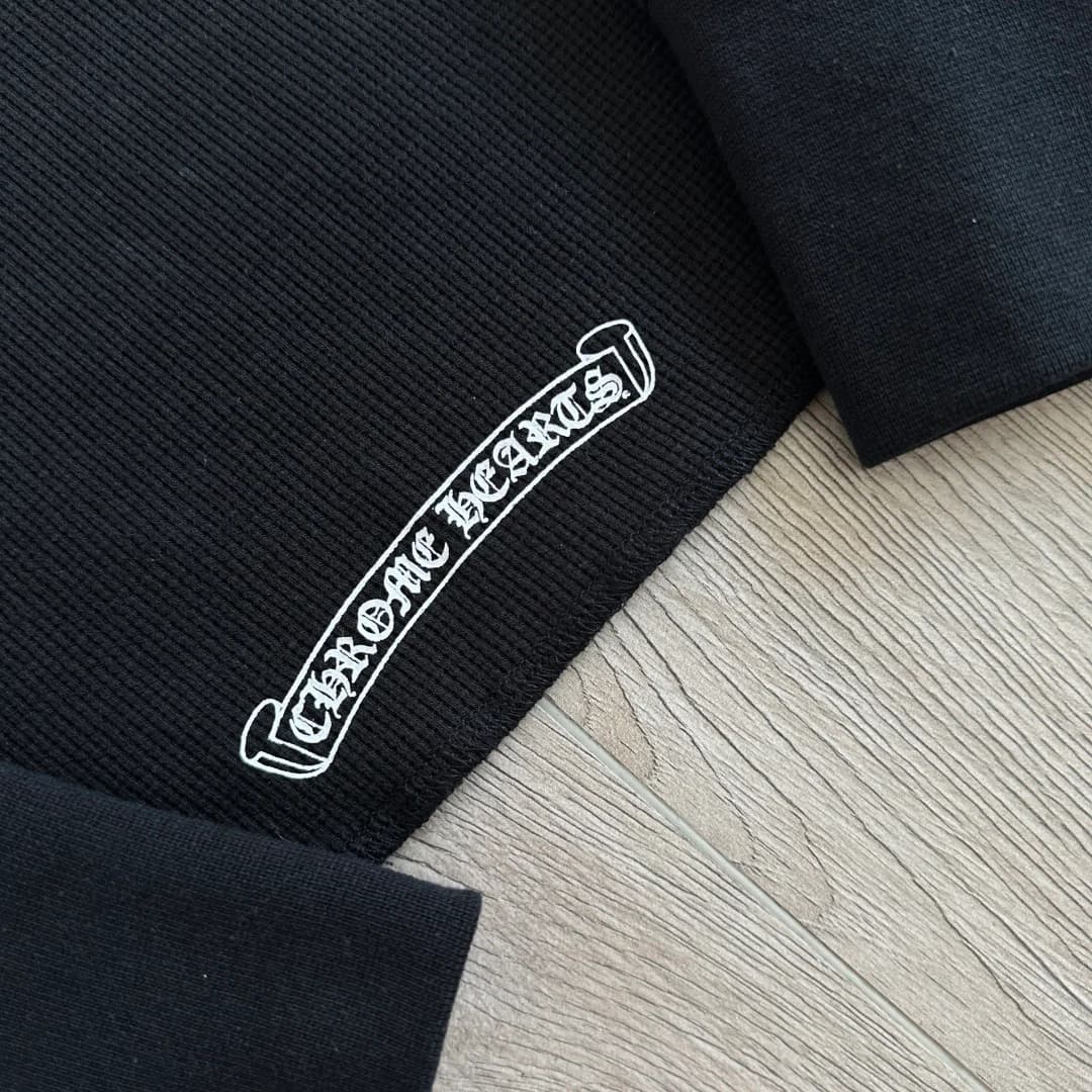 Нашивка Chrome Hearts на подоле черного лонгслива
