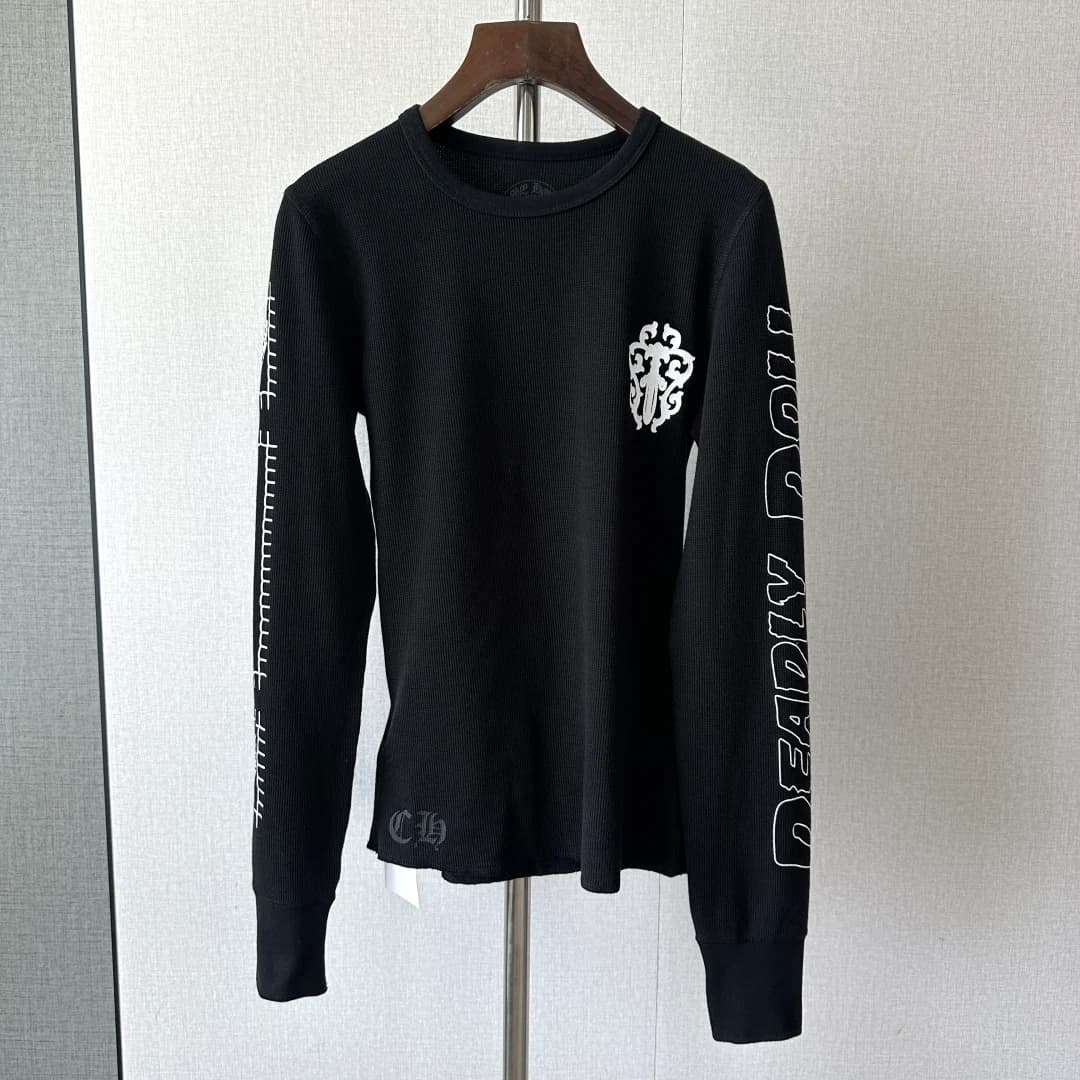 Черный лонгслив Chrome Hearts Deadly Doll на вешалке, вид спереди