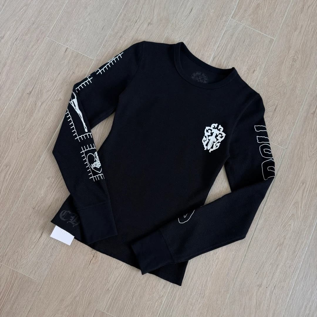 Черный лонгслив Chrome Hearts Deadly Doll, вид под углом
