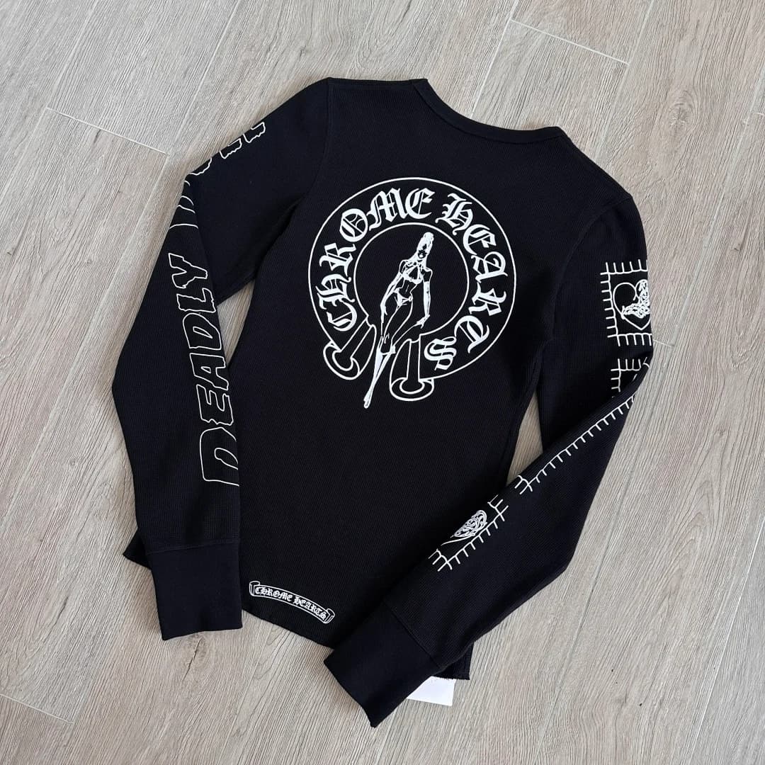 Черный лонгслив Chrome Hearts Deadly Doll, вид сзади под углом