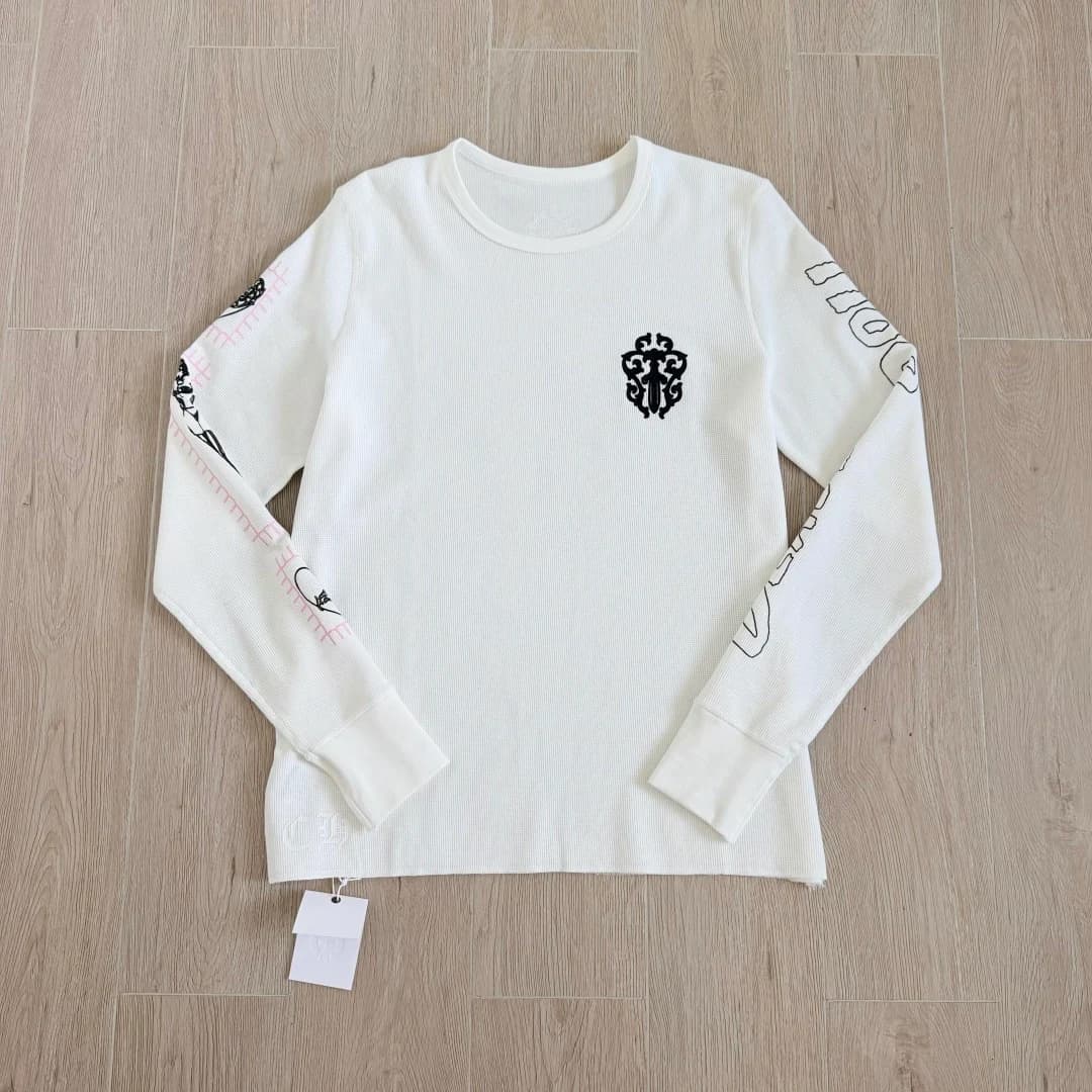 Белый лонгслив Chrome Hearts Deadly Doll на вешалке, вид спереди