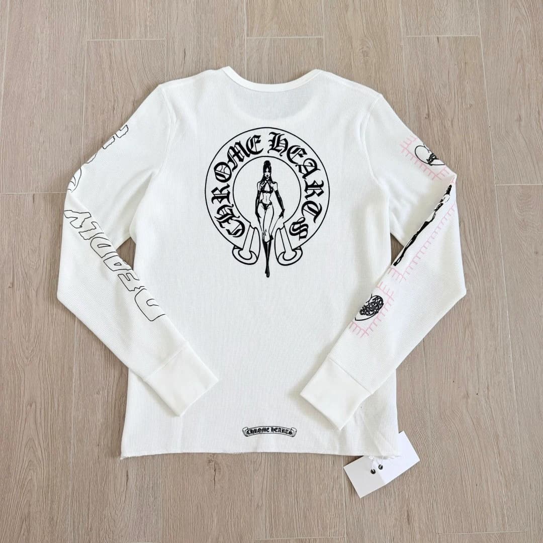 Белый лонгслив Chrome Hearts Deadly Doll на вешалке, вид сзади