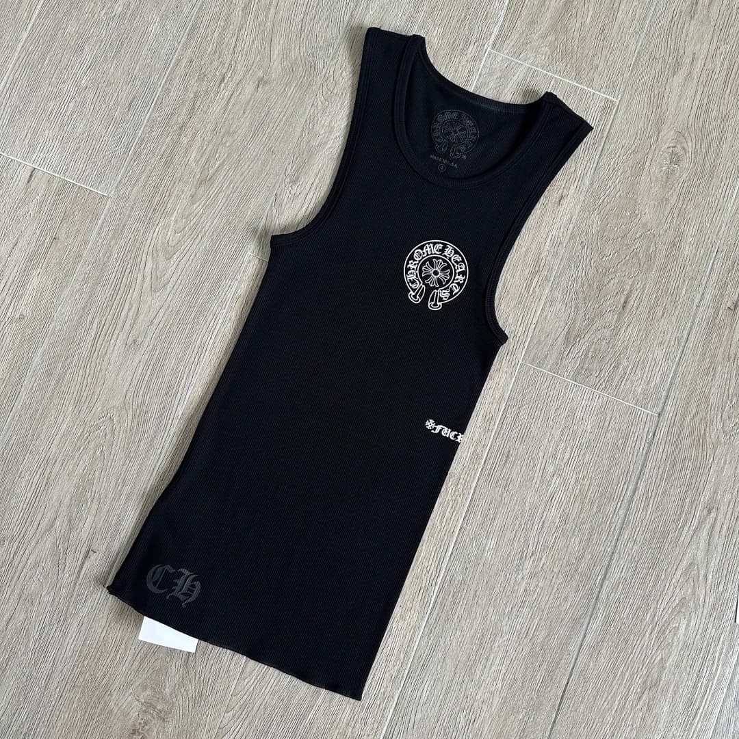 Черная майка Chrome Hearts, вид спереди под углом