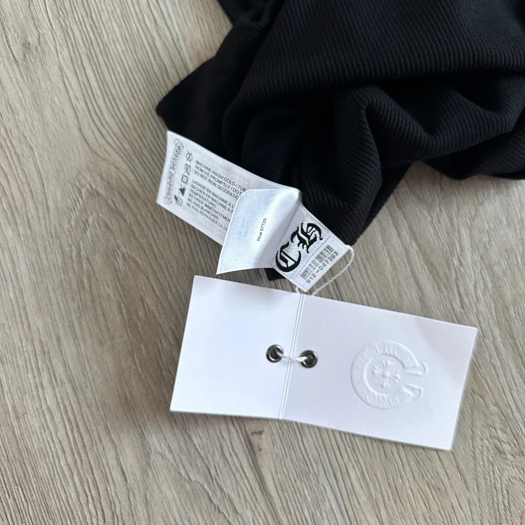 Внутренние бирки черной майки Chrome Hearts