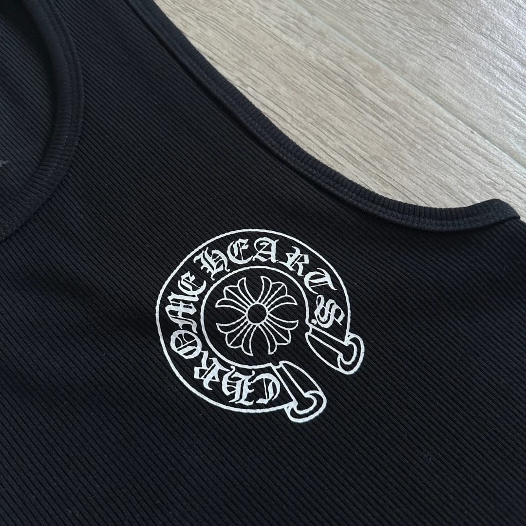 Принт с подковой на груди черной майки Chrome Hearts