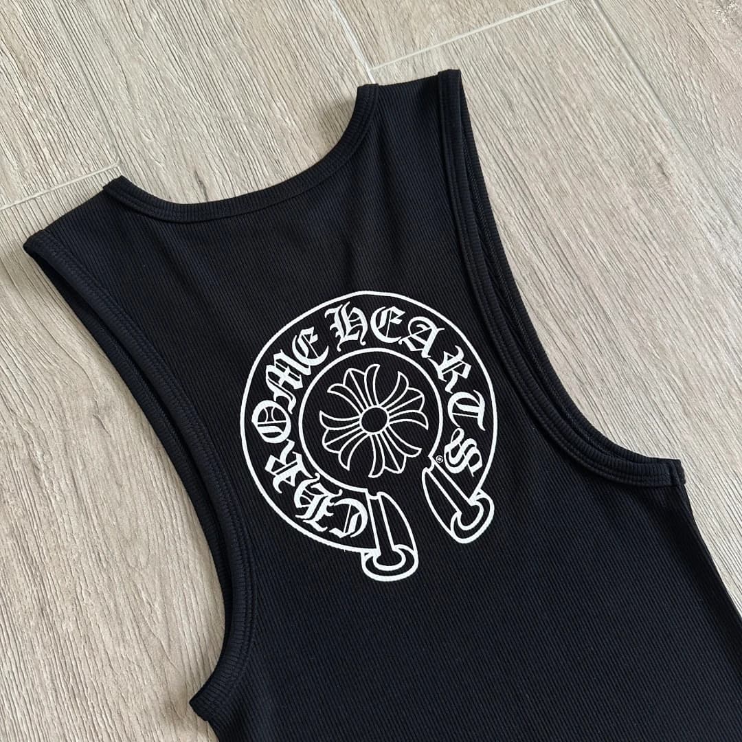 Крупный принт с подковой на спине черной майки Chrome Hearts