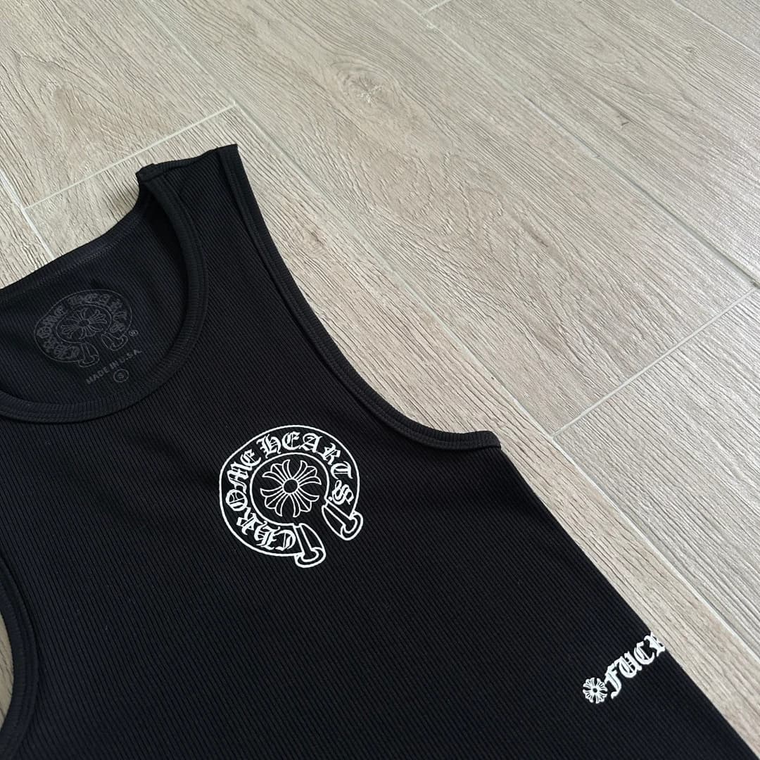 Деталь принта на груди черной майки Chrome Hearts