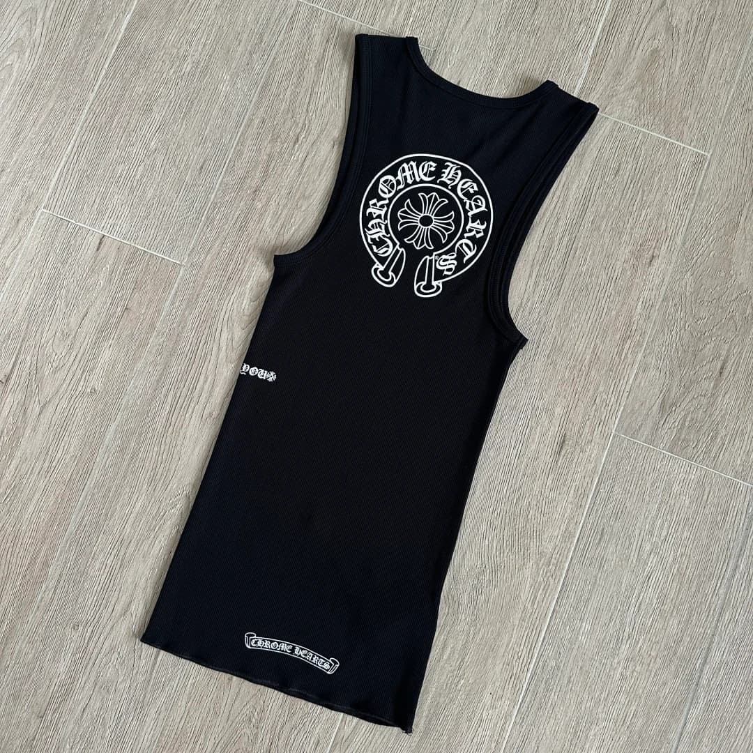 Черная майка Chrome Hearts, вид сзади под углом