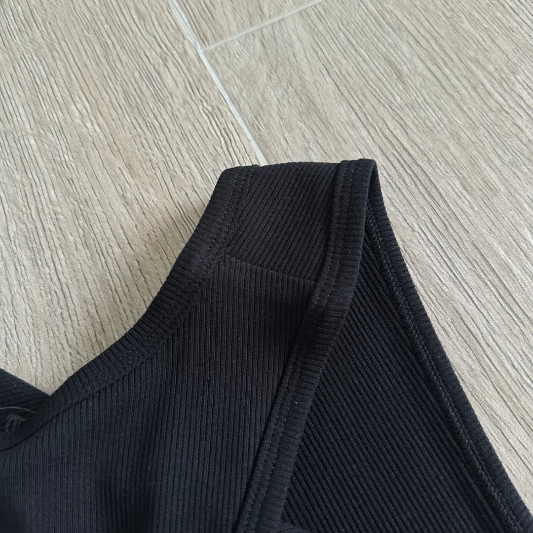 Деталь плечевой лямки черной майки Chrome Hearts