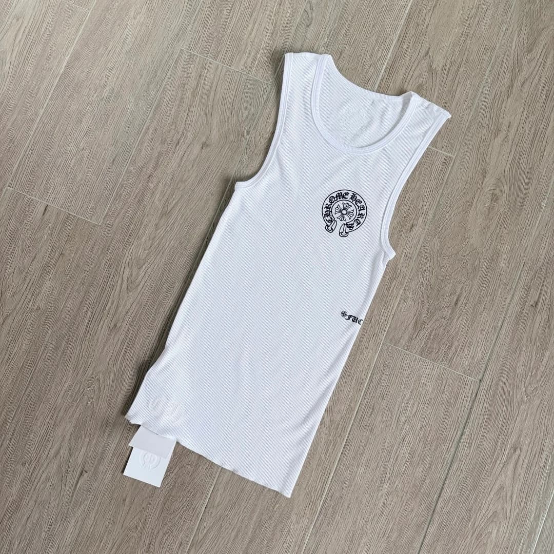 Белая майка Chrome Hearts, вид спереди под углом