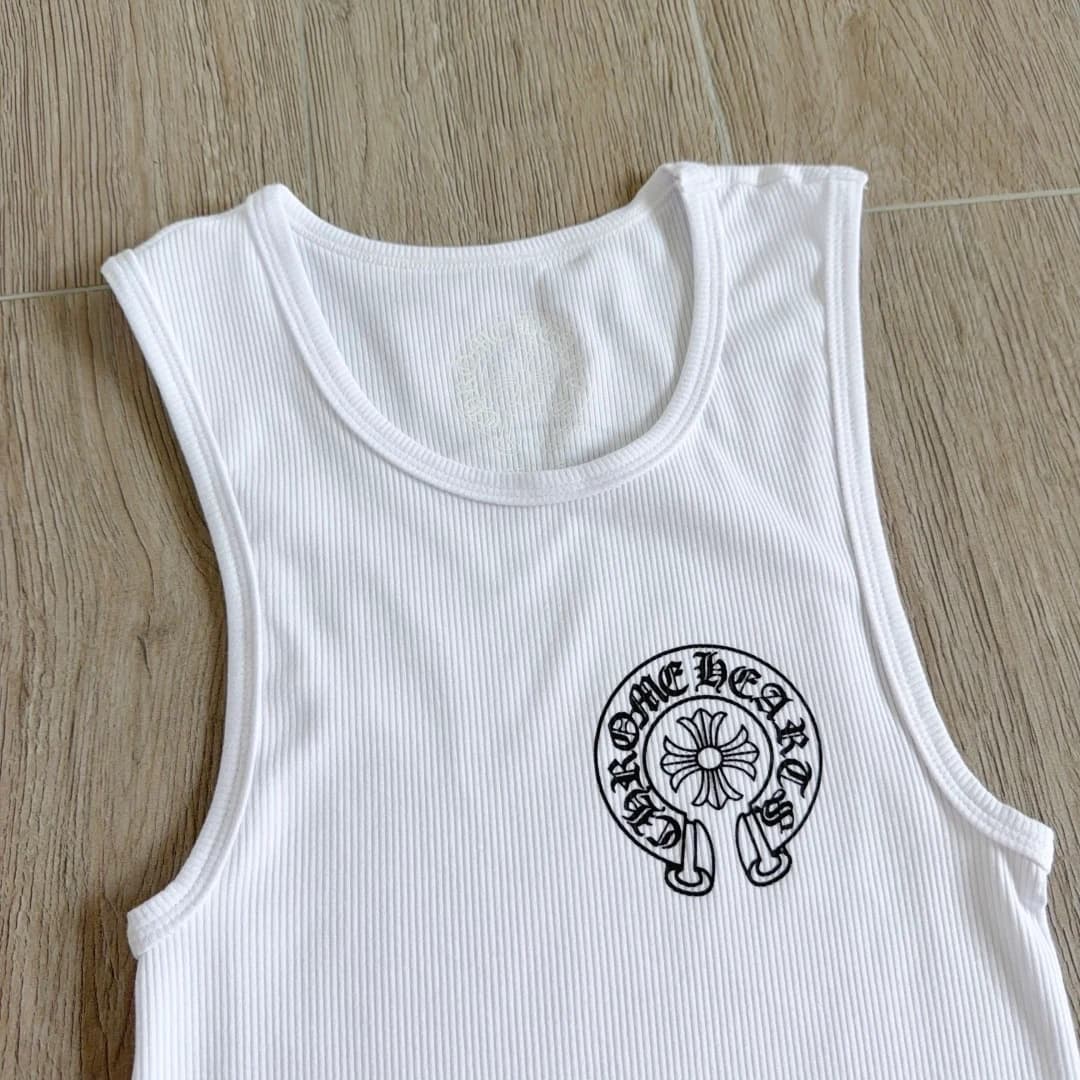 Принт с подковой на груди белой майки Chrome Hearts