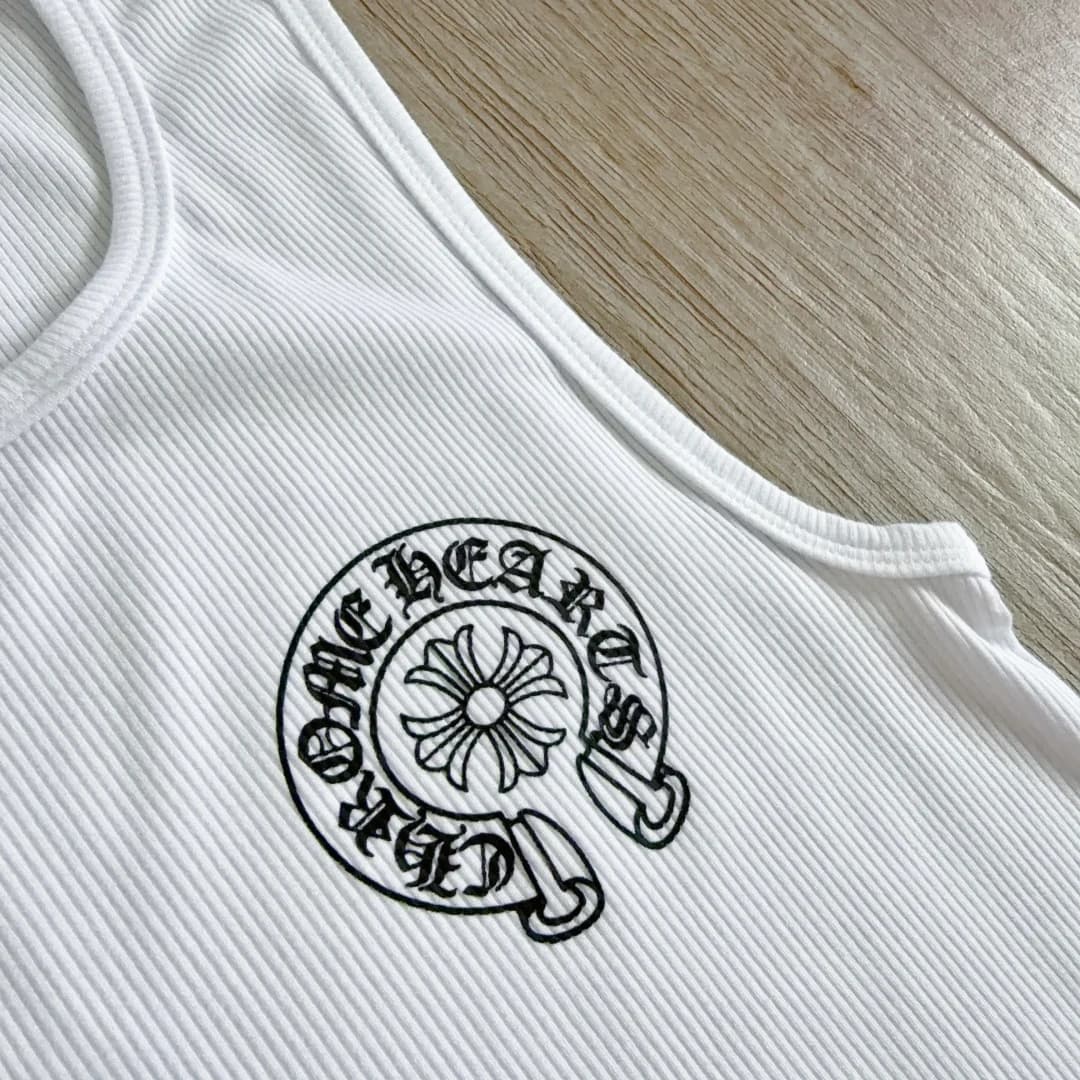 Крупный план принта на груди белой майки Chrome Hearts