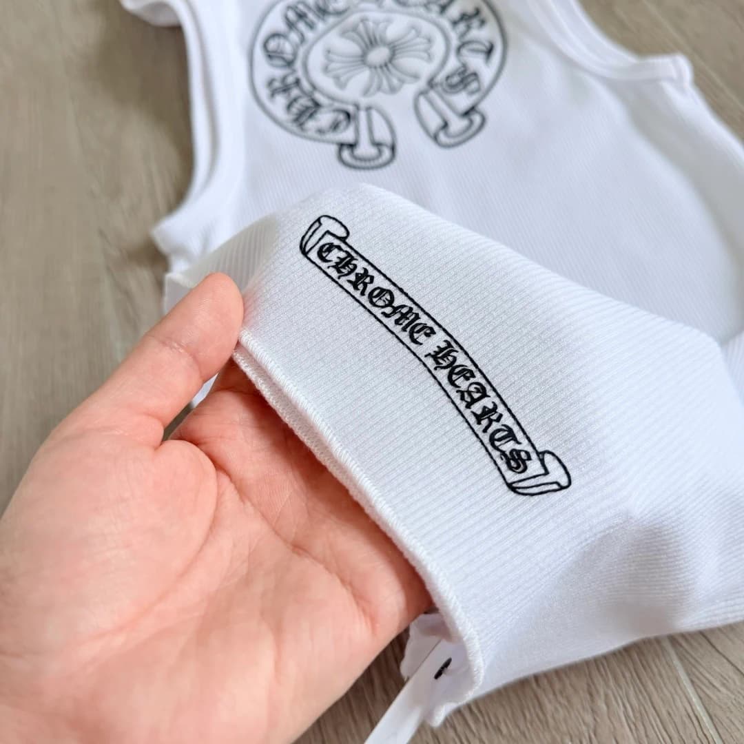 Деталь нижнего края белой майки Chrome Hearts