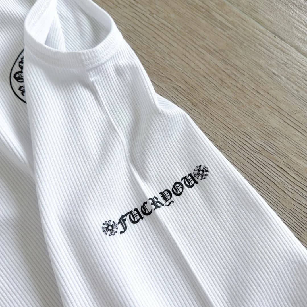 Деталь бокового шва белой майки Chrome Hearts