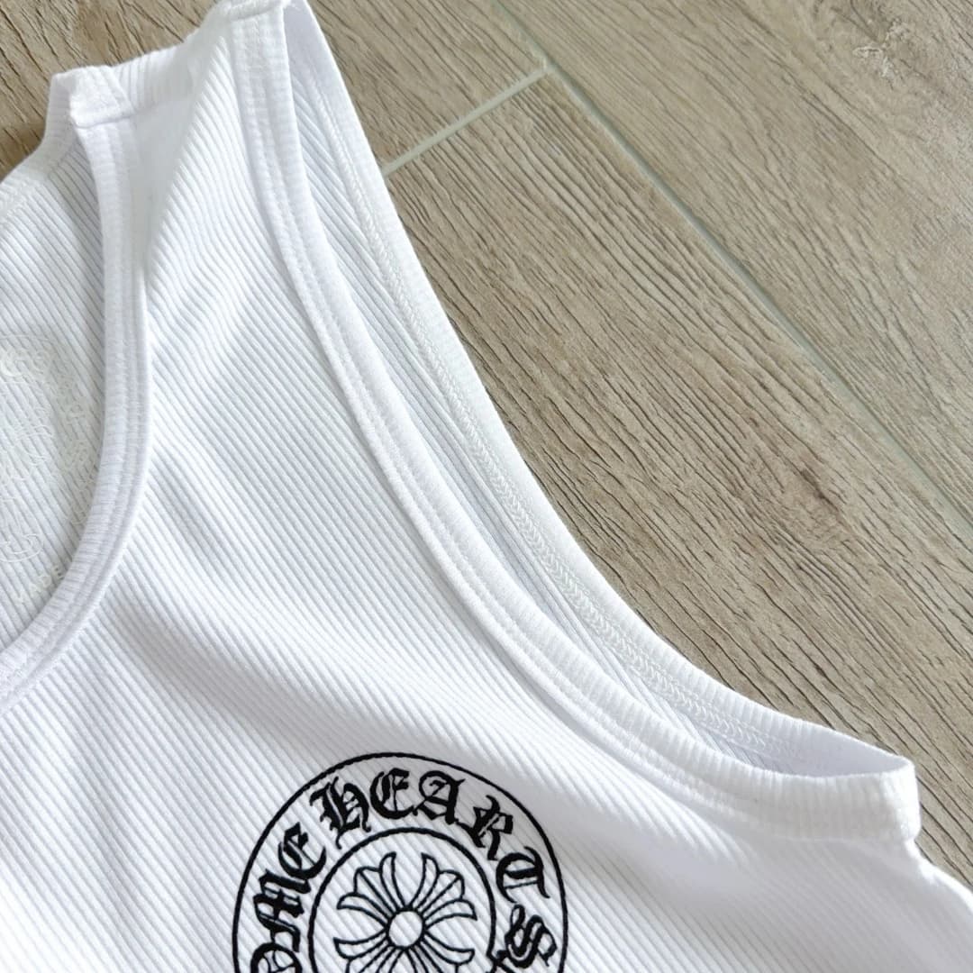 Деталь проймы белой майки Chrome Hearts