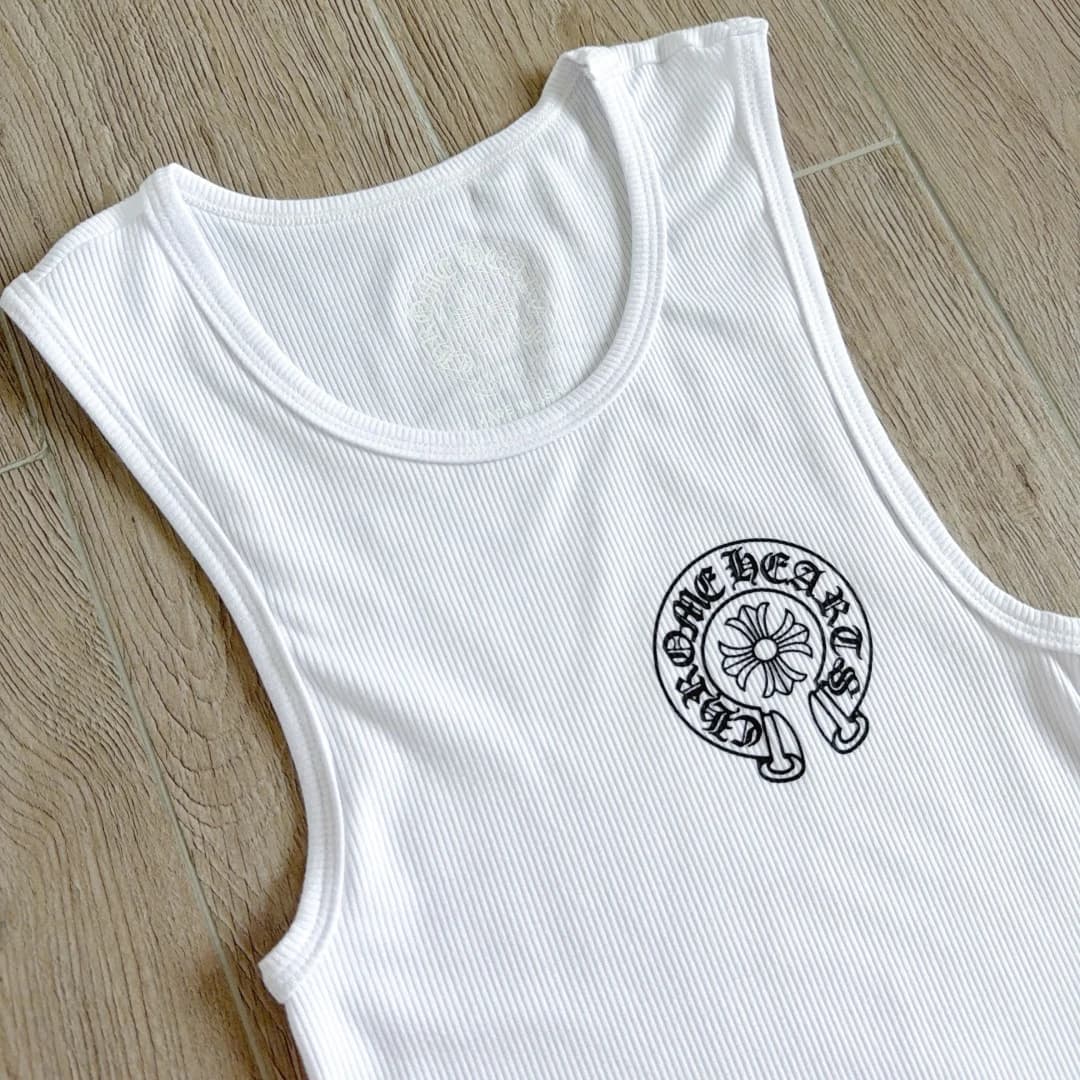 Вид спереди белой майки Chrome Hearts