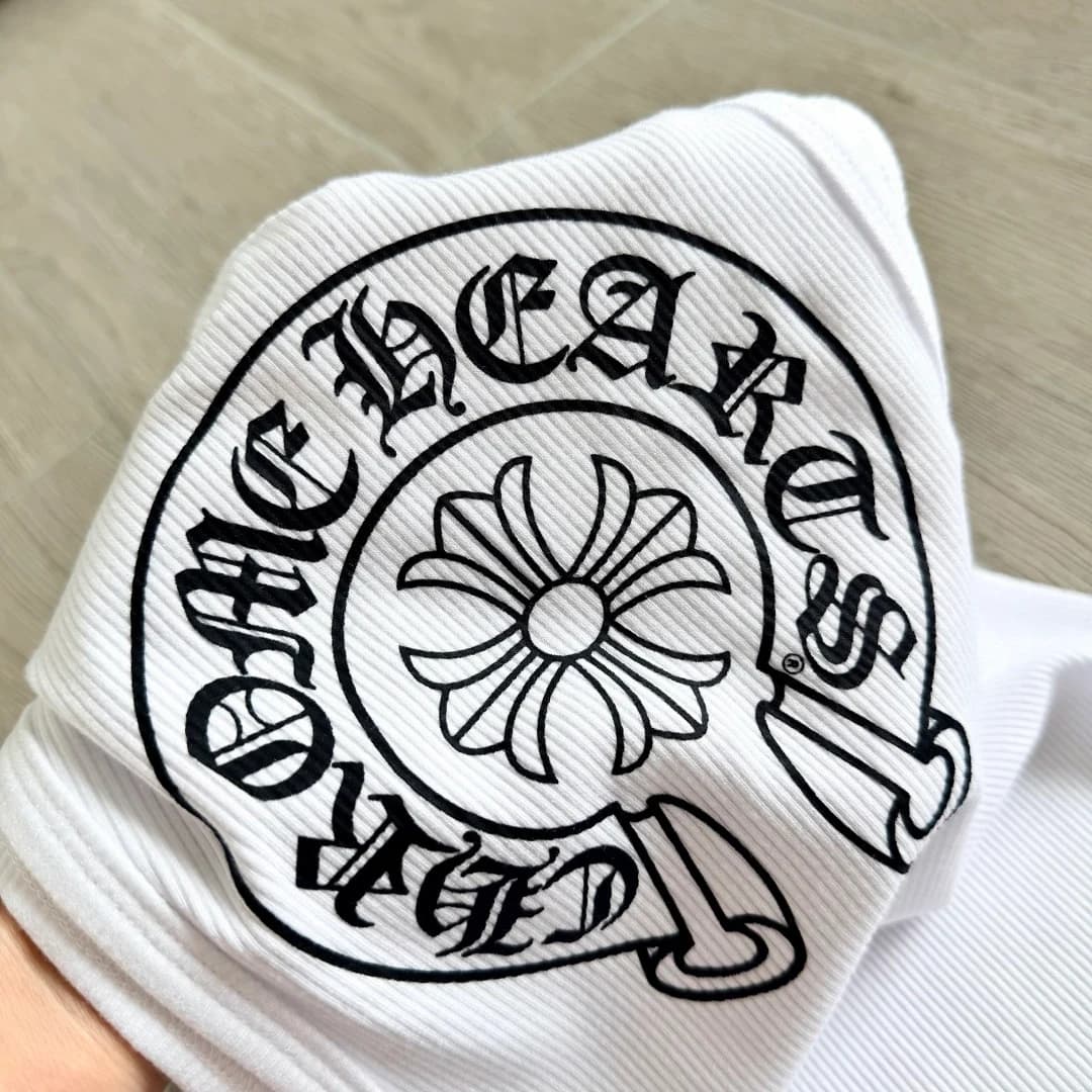 Деталь принта на спине белой майки Chrome Hearts